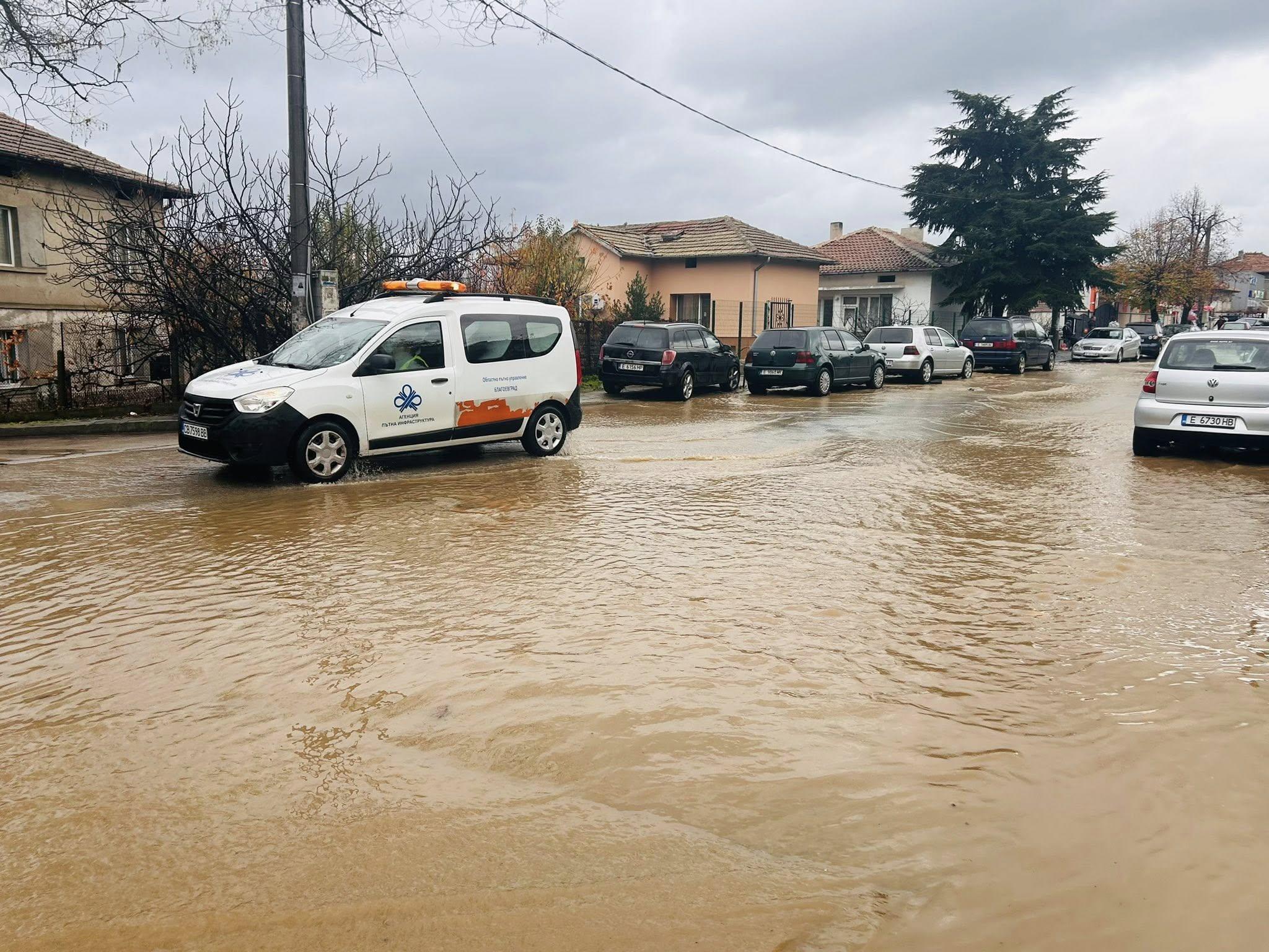 Бедствено положение в Петрич и Сандански след проливни дъждове и разрушен язовир (ВИДЕО)