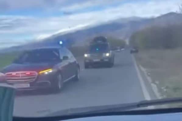 Видео заснето от шофьор на извънградски път показва автомобили на