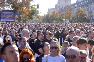 Над 100 000 сърби почетоха в Нови Сад паметта на 16-те жертви от инцидента на гарата