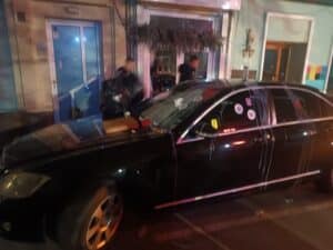 ВИДЕО: Протестиращи изхвърлиха боклук върху кола на НСО