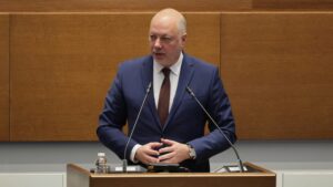 Скандал в НС: Белобрадова връчи оставката на премиера за подпис по време на блицконтрола