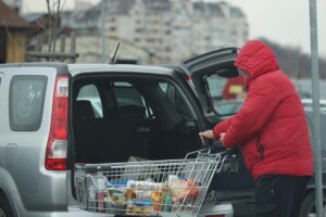 Потребителската кошница поевтиня до 99 лева