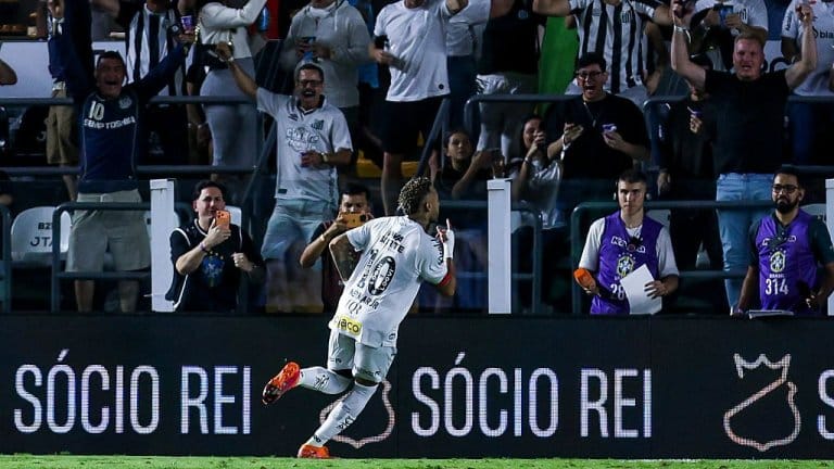 Сантос предвождан от голямата си звезда и капитан Неймар не