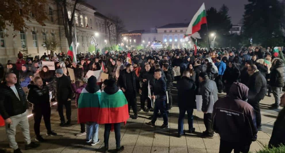 Недоволни от държавното управление жители на Враца се събраха на