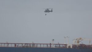 Вертолет „Пантер“ евакуира трима моряци от блокирания край Ахтопол танкер