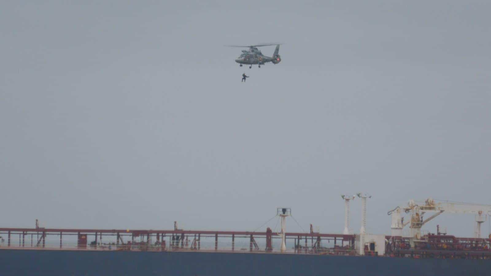 Успешна въздушна акция евакуира трима души от екипажа на танкера