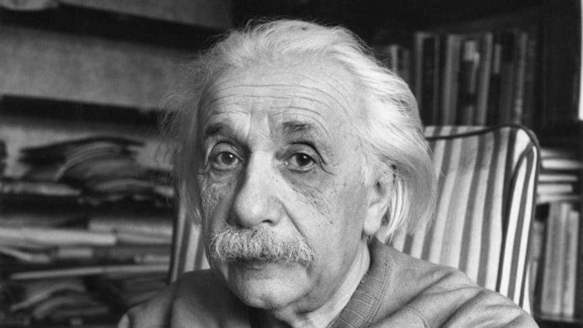 Този дребен и ексцентричен евреин намиращ утеха в своята цигулка