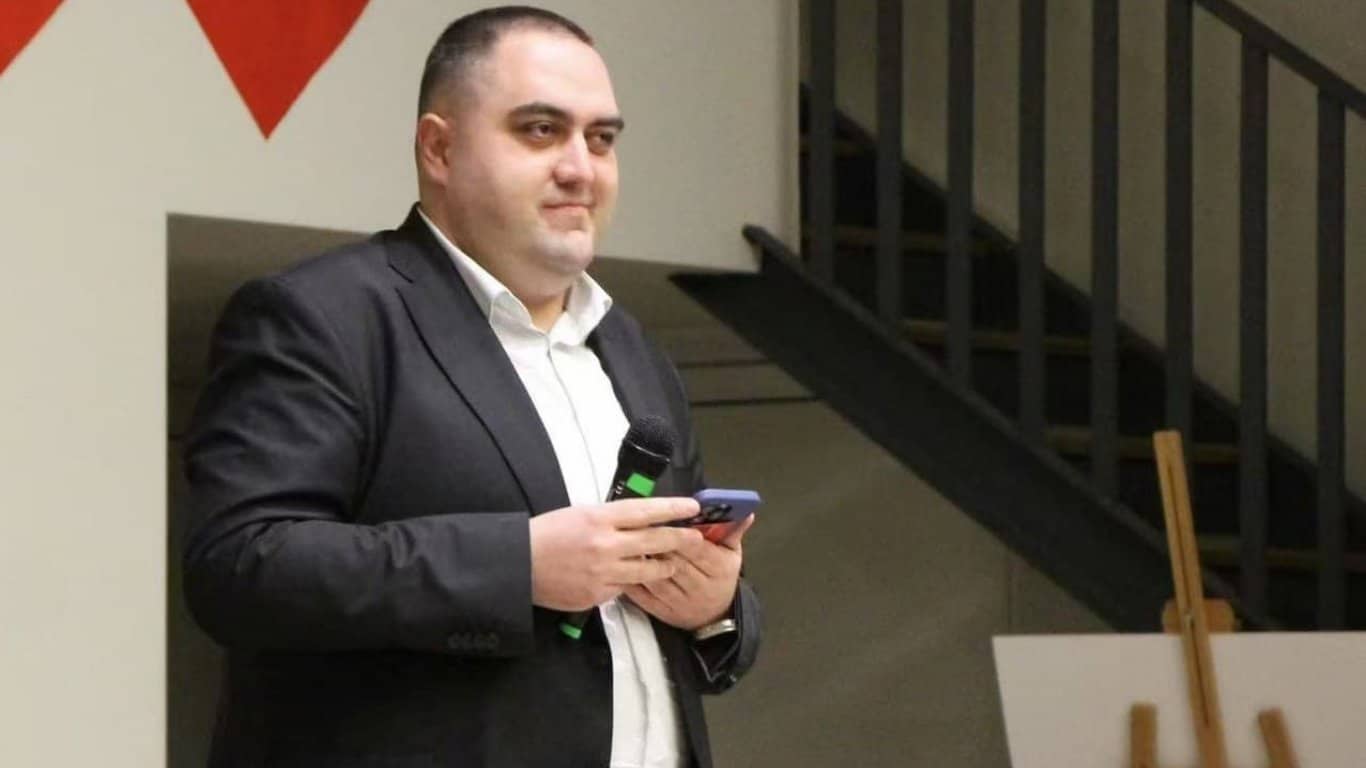 Директорът на 138 СУЗИЕ Проф Васил Златарски в София Александър