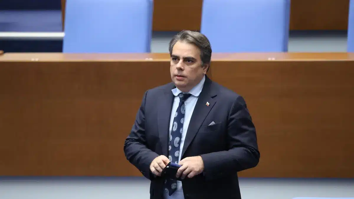 Лидерите на Продължаваме Промяната ПП Асен Василев и акад Николай