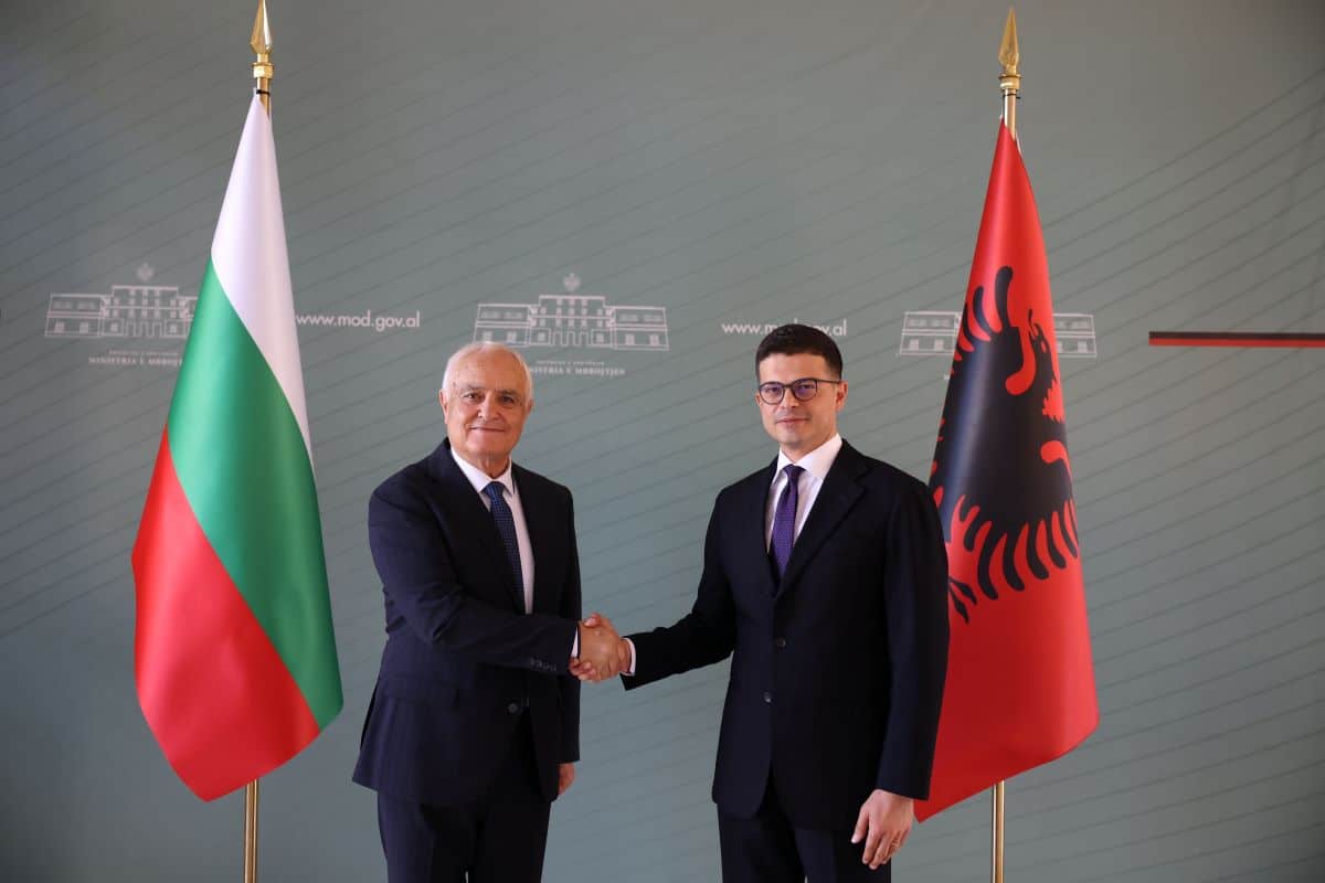 Министърът на отбраната в оставка Атанас Запрянов проведе среща с