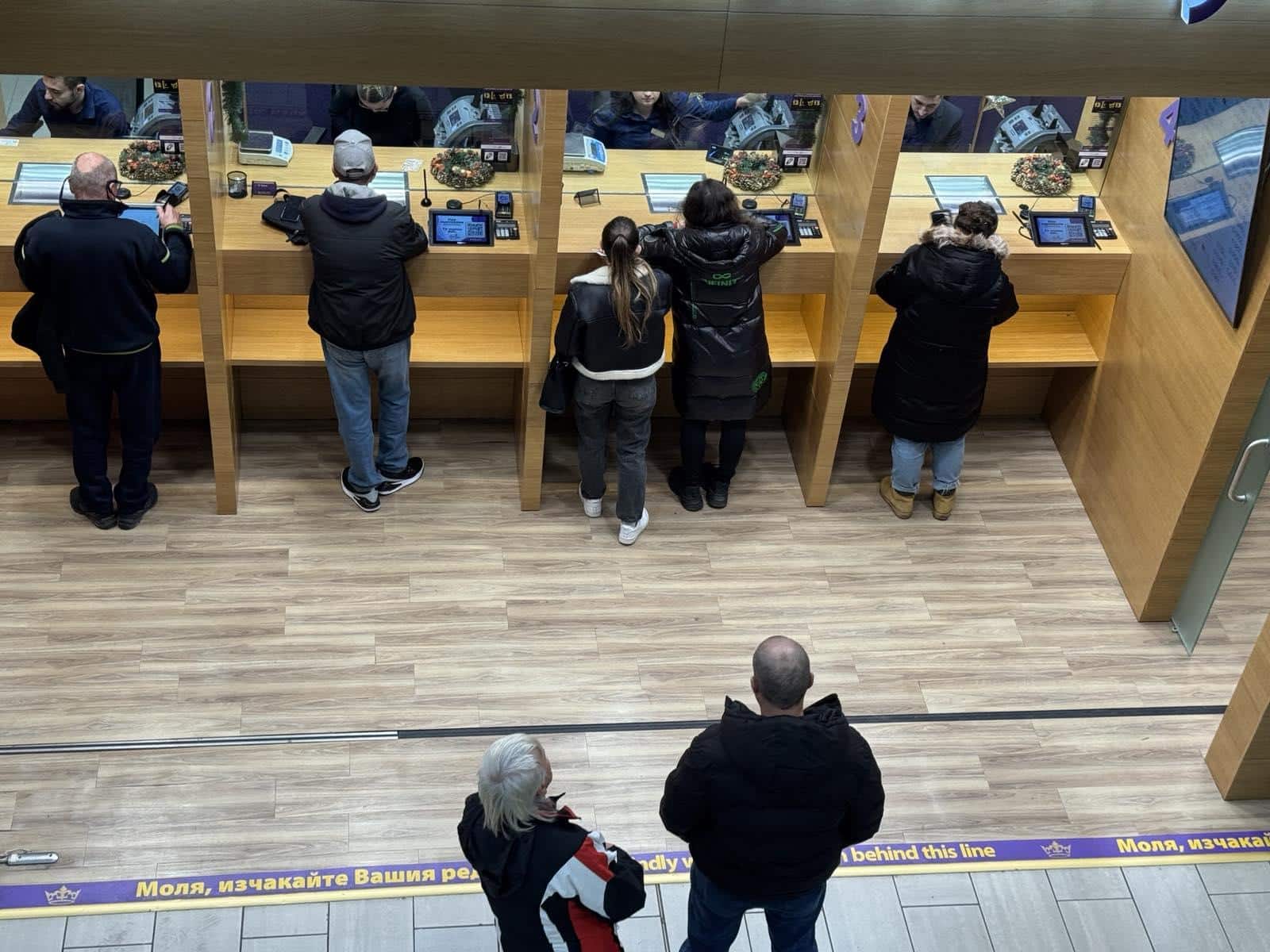 Дълги опашки пред банкови клонове в различни градове на страната
