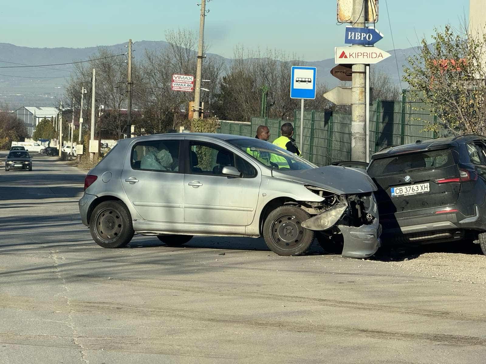 Заледен участък и гъста мъгла между селата Присово и Пчелище