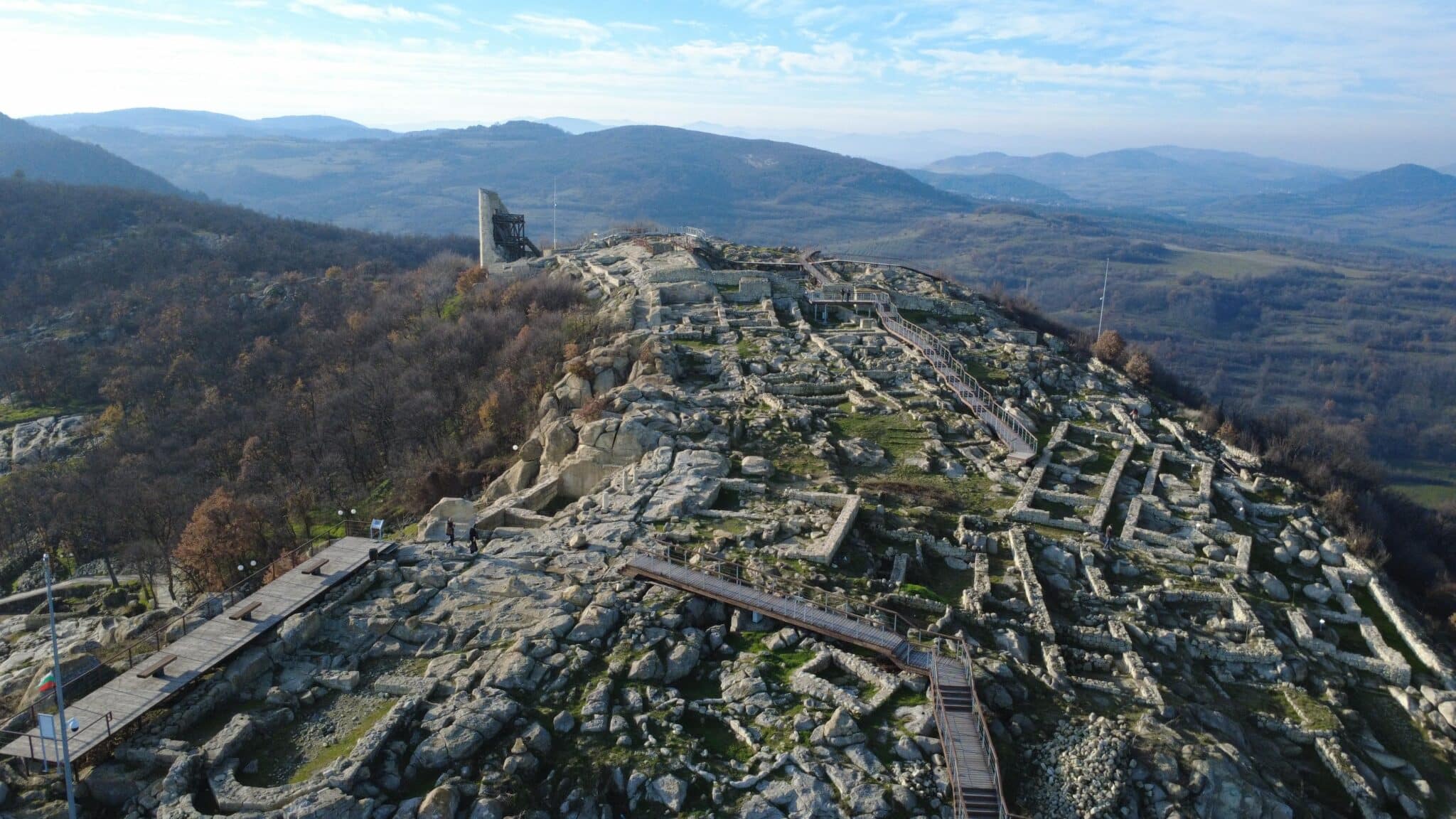 На 18 километра североизточно от Кърджали сред скалите на Източните
