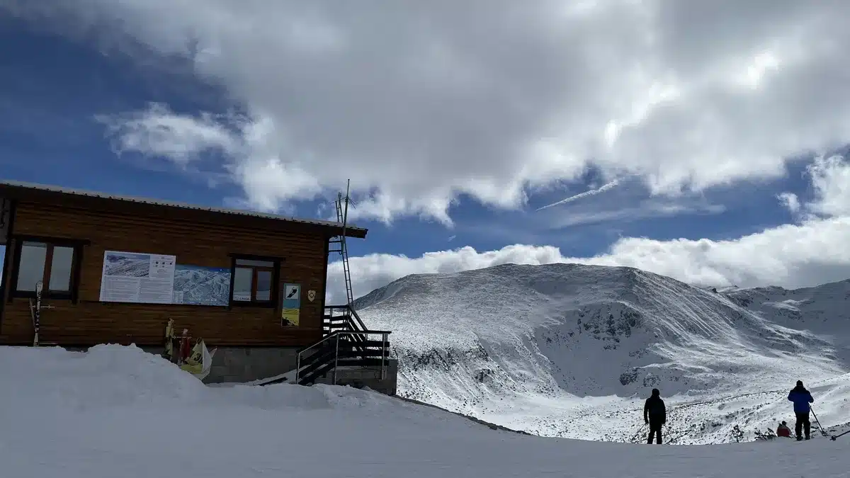 Двата водещи български планински курорта – Боровец и Банско –
