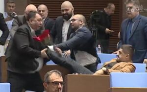 БОЙ В ПАРЛАМЕНТА: Физически сблъсък между депутат на Пеевски и Радостин Василев (ВИДЕО)