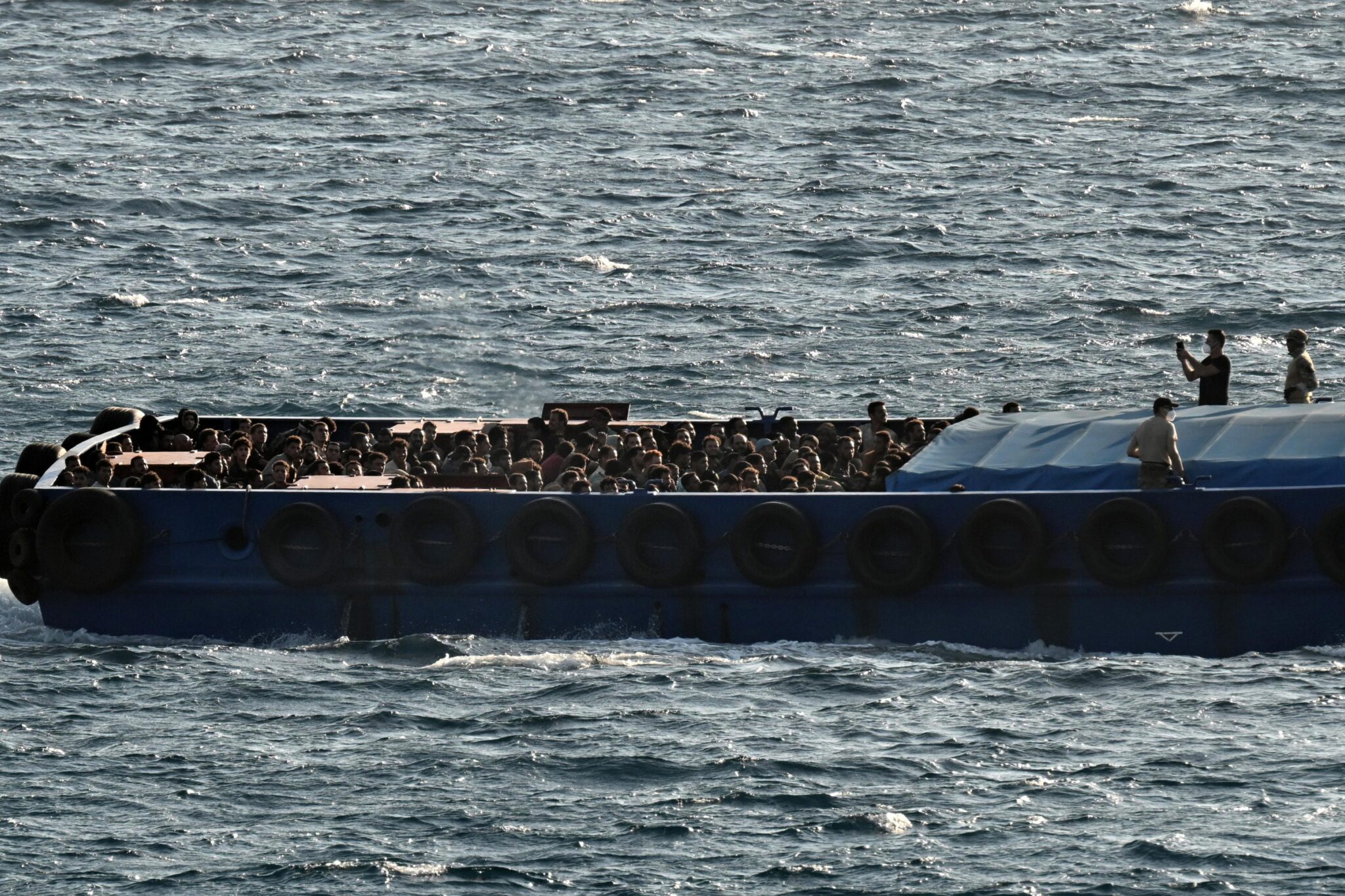 Седемнадесет мъже бяха открити мъртви след като мигрантски плавателен съд