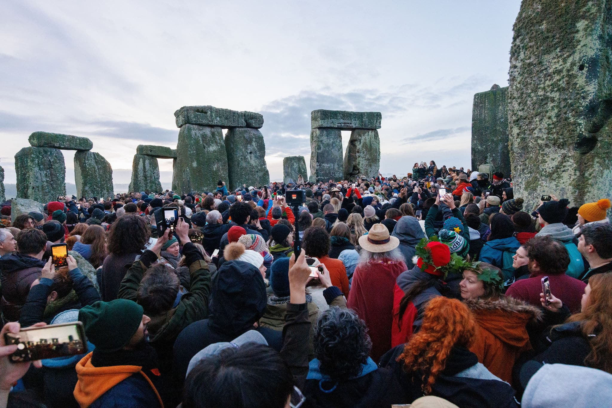Хиляди се събраха около Стоунхендж в Англия за да отпразнуват