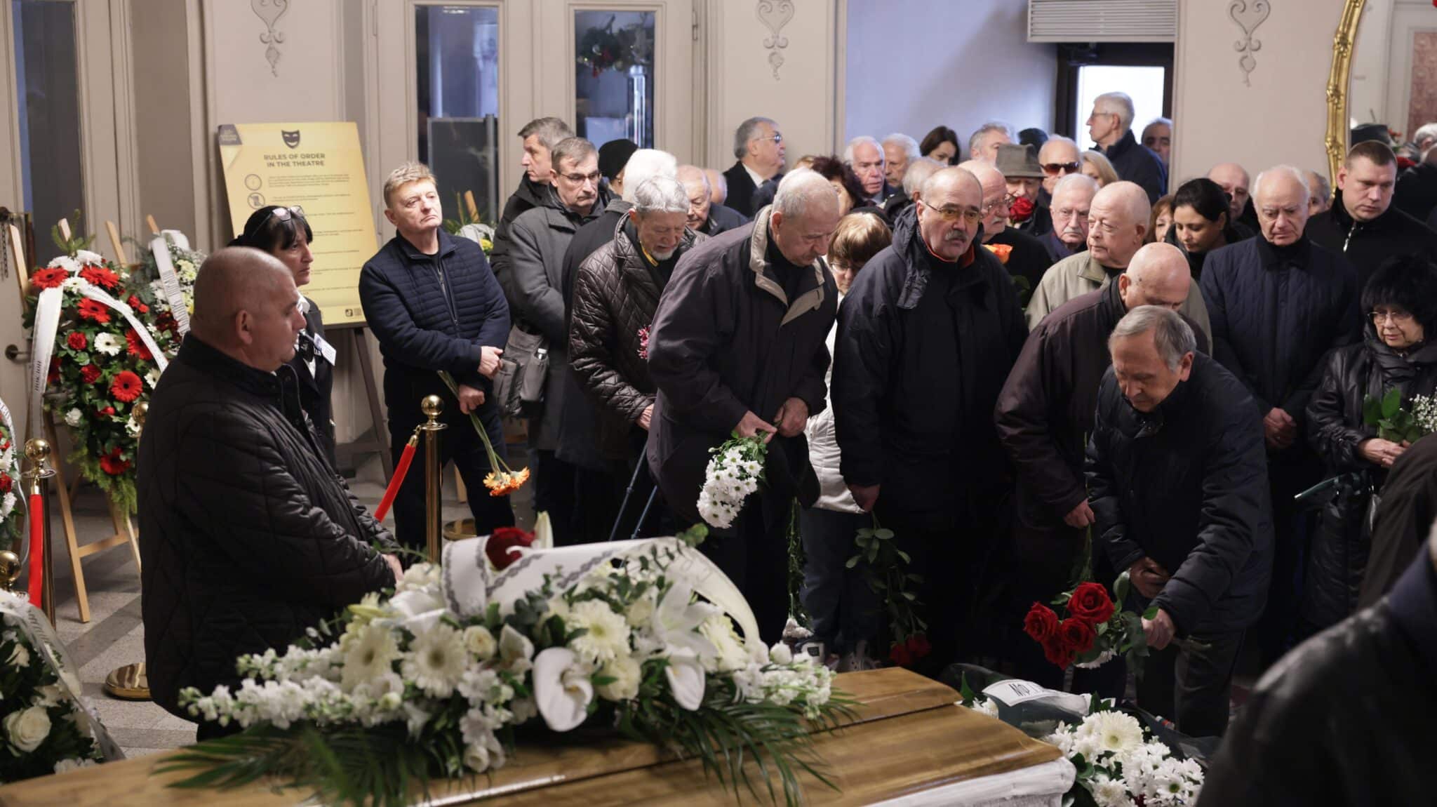 Стотици хора се събраха в Народния театър Иван Вазов за