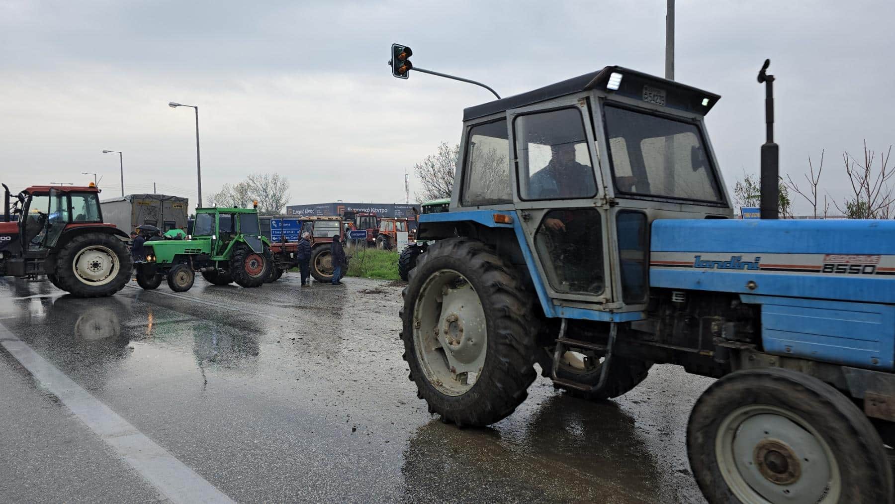 Гръцките фермери отново изкараха трактори и селскостопанска техника на пътя