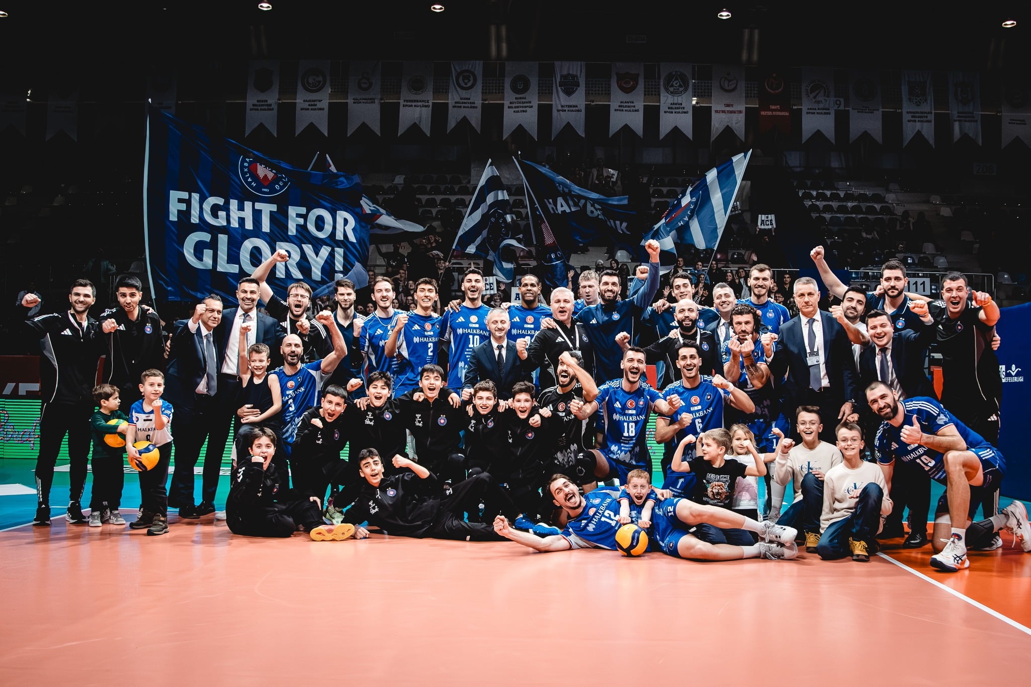 Българските волейболисти Матей Казийски и Цветан Соколов и тимът на