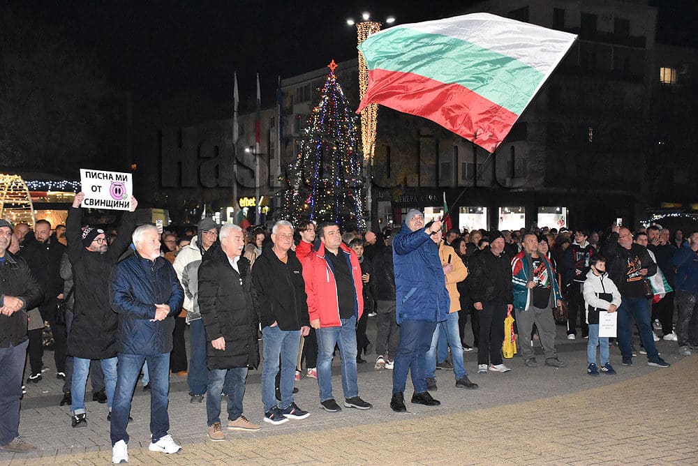 Освен настояването за оставка на кабинета по време на антиправителствения