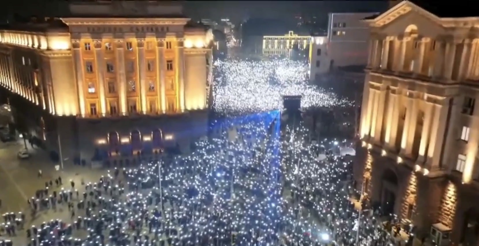 Недоволни граждани блокираха движението в центъра на София събирайки се