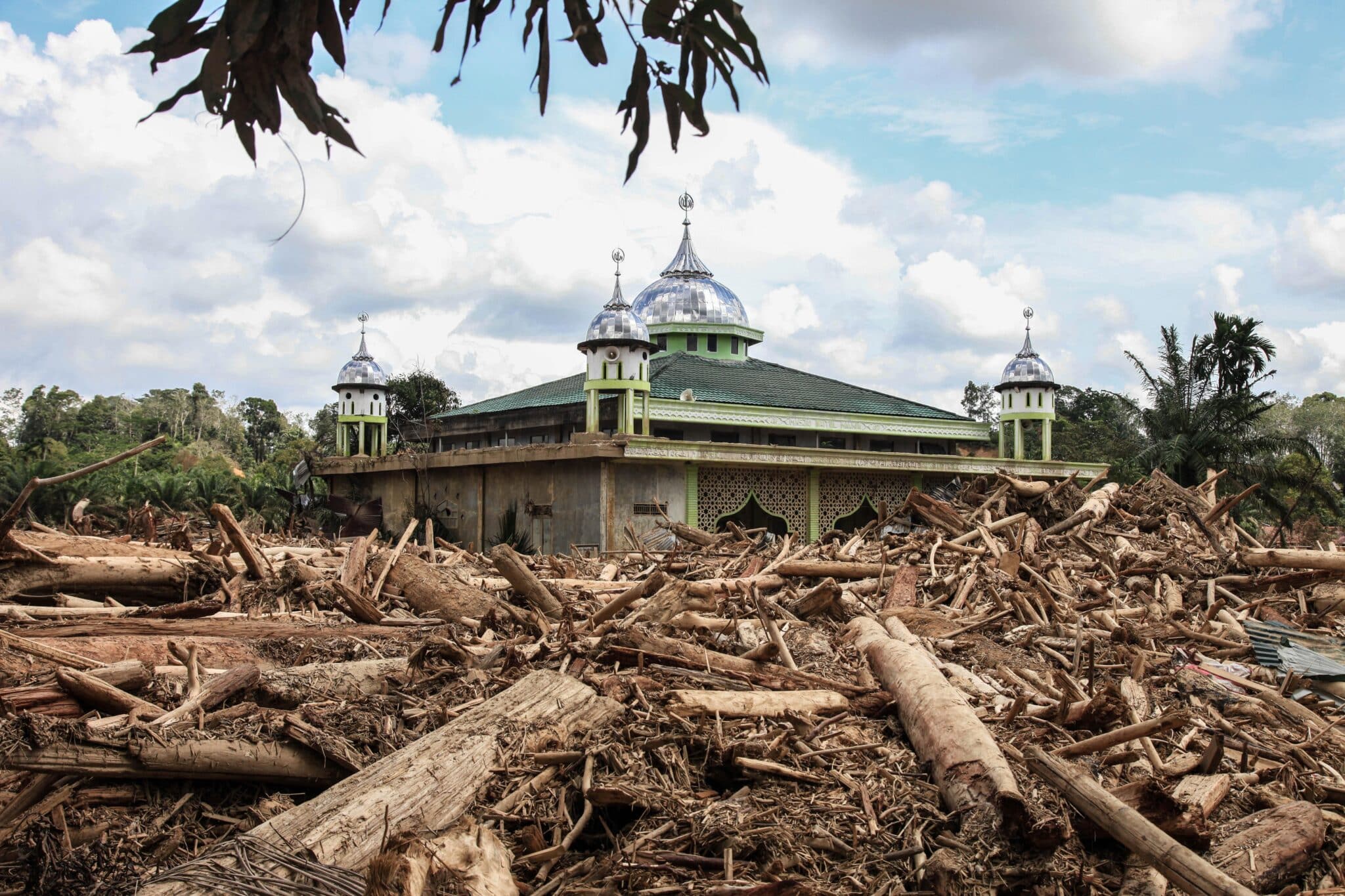 Опустошителни наводнения и свлачища в Индонезия отнеха живота на 1003