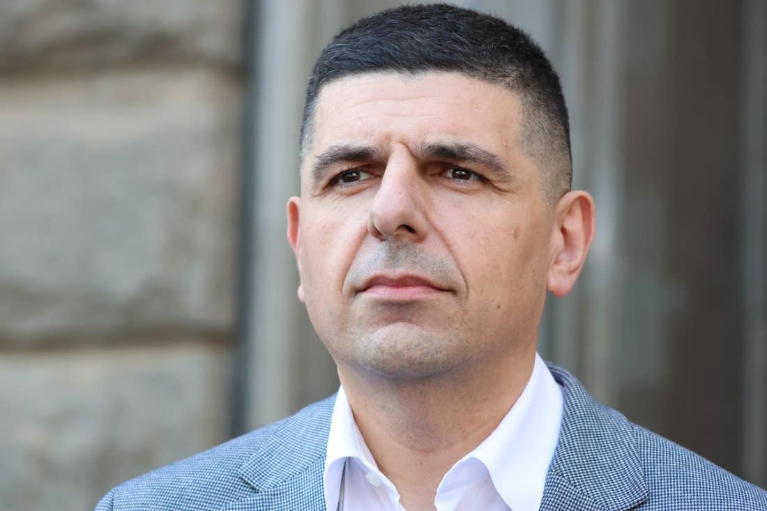 8222 Изкарването на Пеевски от кабинета му е добра първа