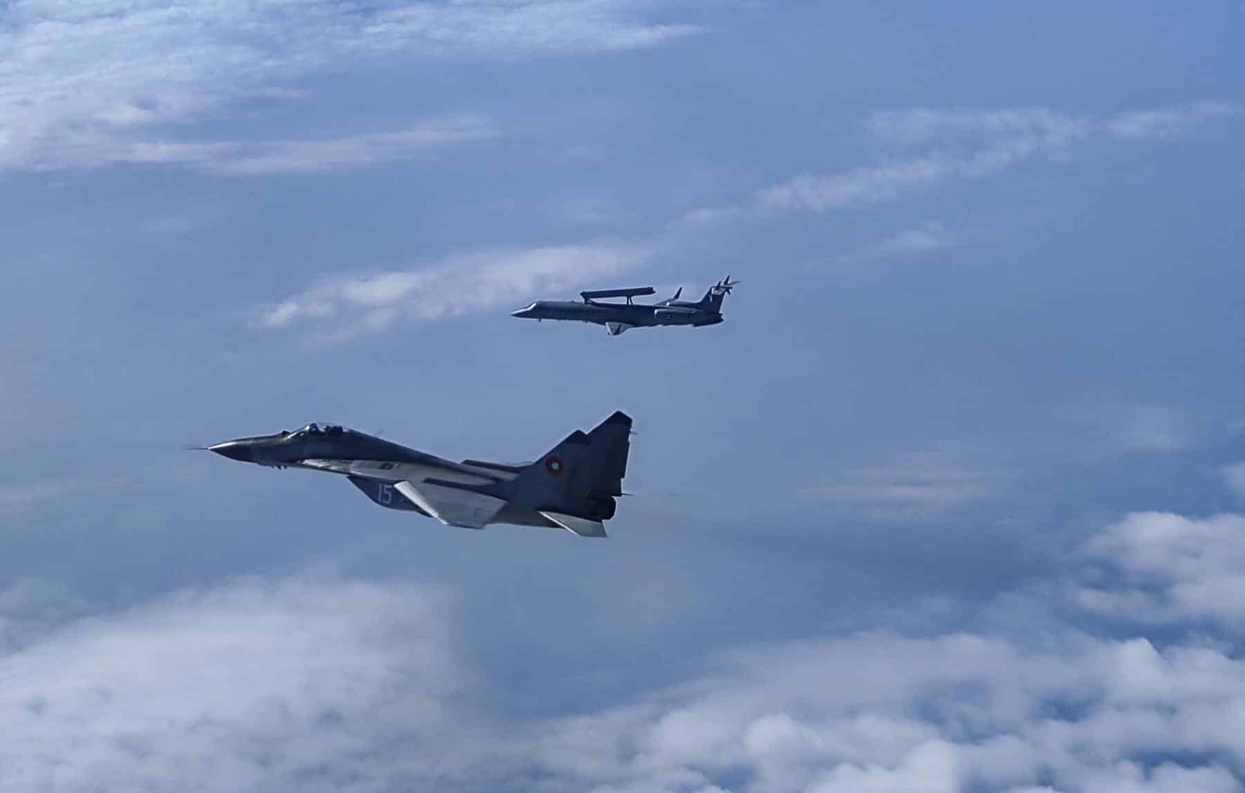 Министърът на отбраната Атанас Запрянов и началникът на отбраната адм