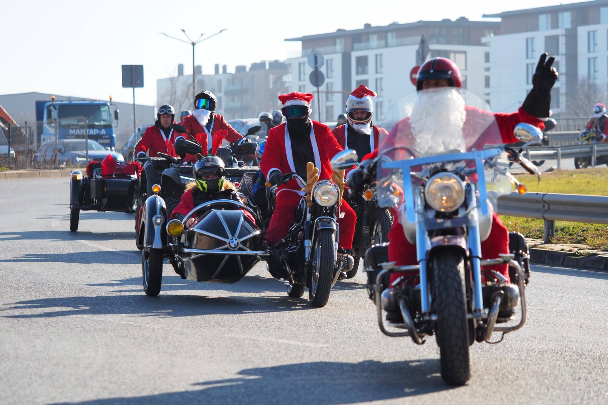 Десетки мотористи облечени като Дядо Коледа Снежанка и коледни джуджета