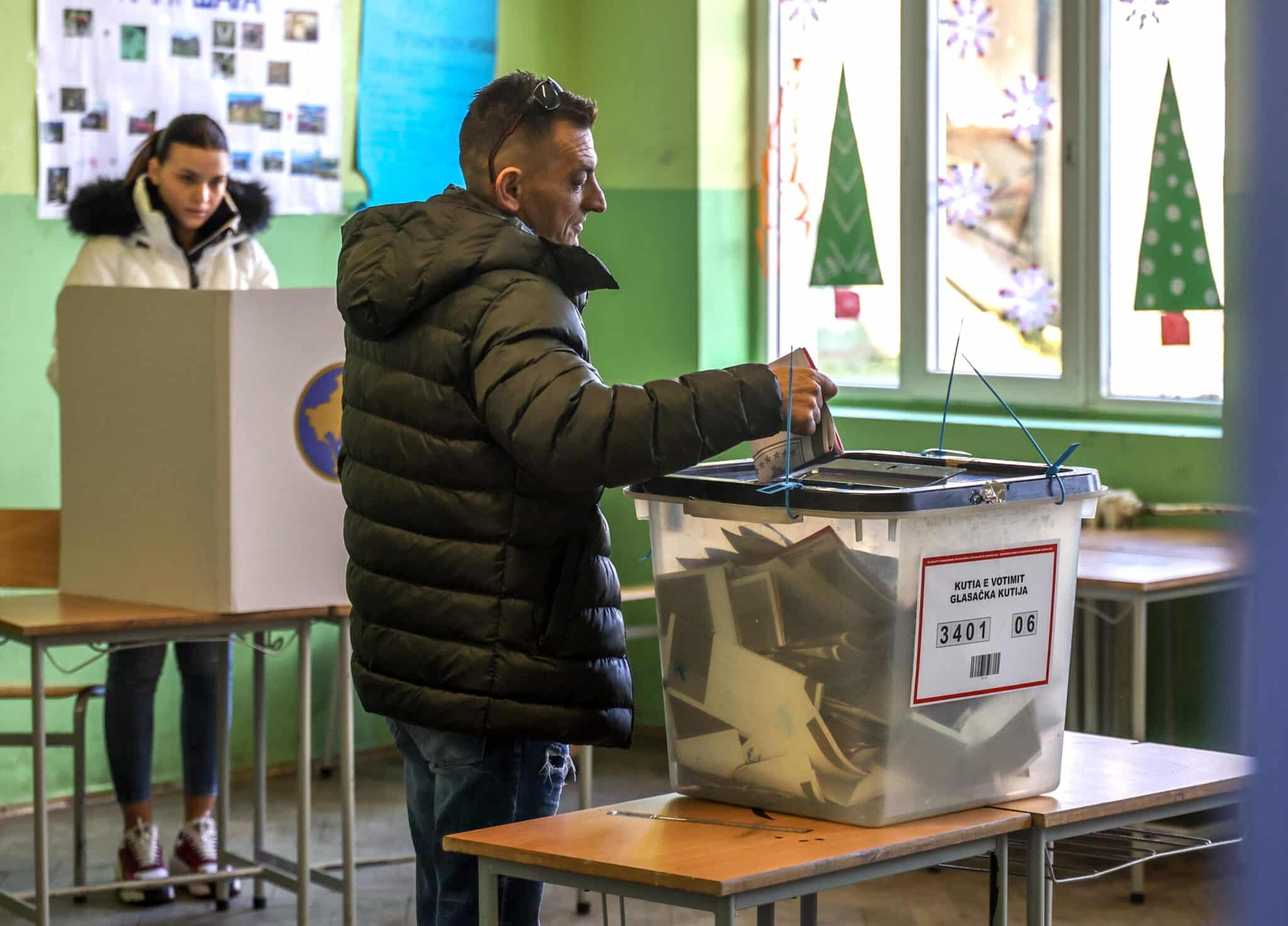 Приключиха предсрочните парламентарни избори в Косово Секциите бяха отворени от