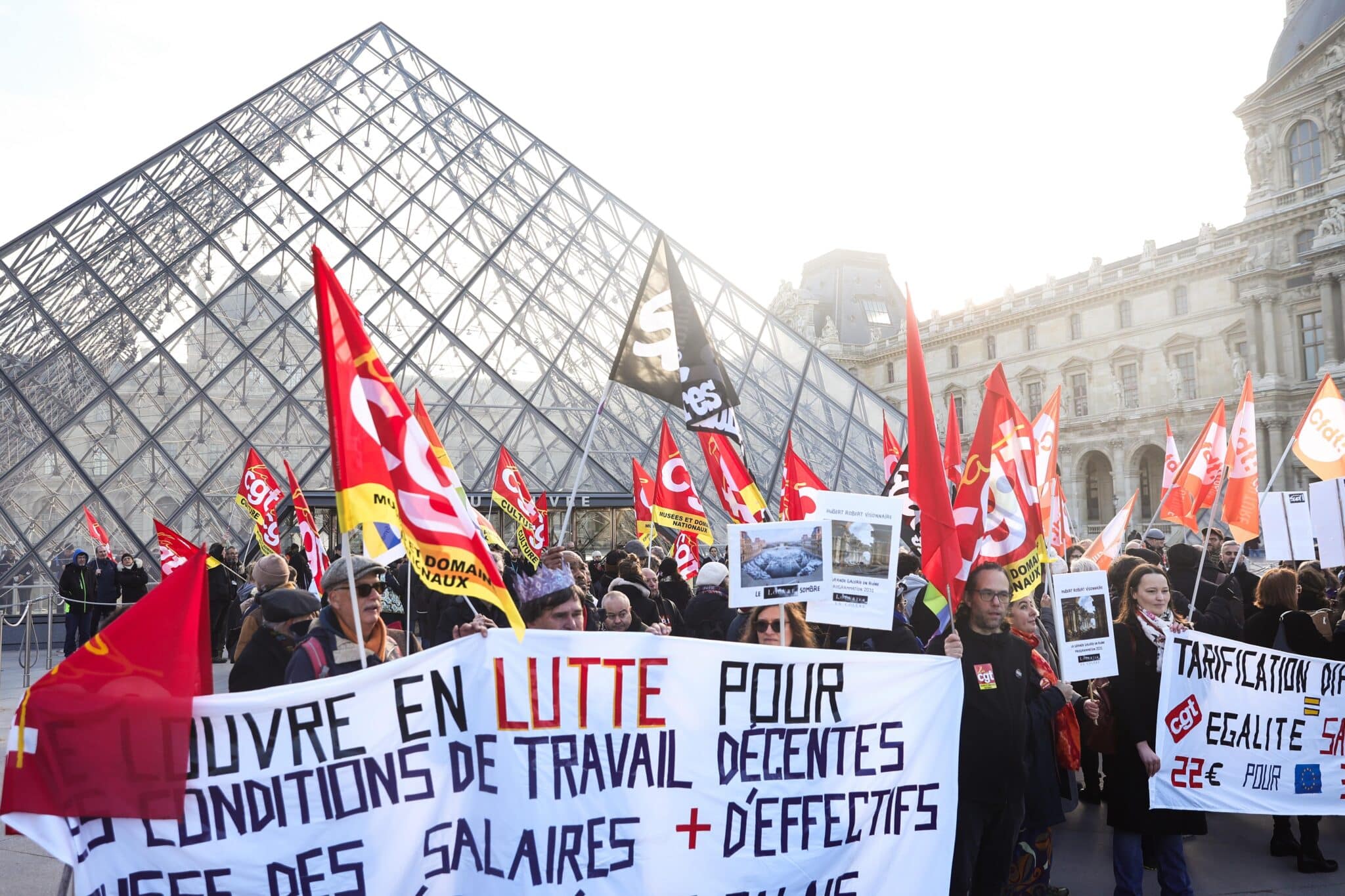 Музеят Лувър в Париж остана затворен на 15 декември след