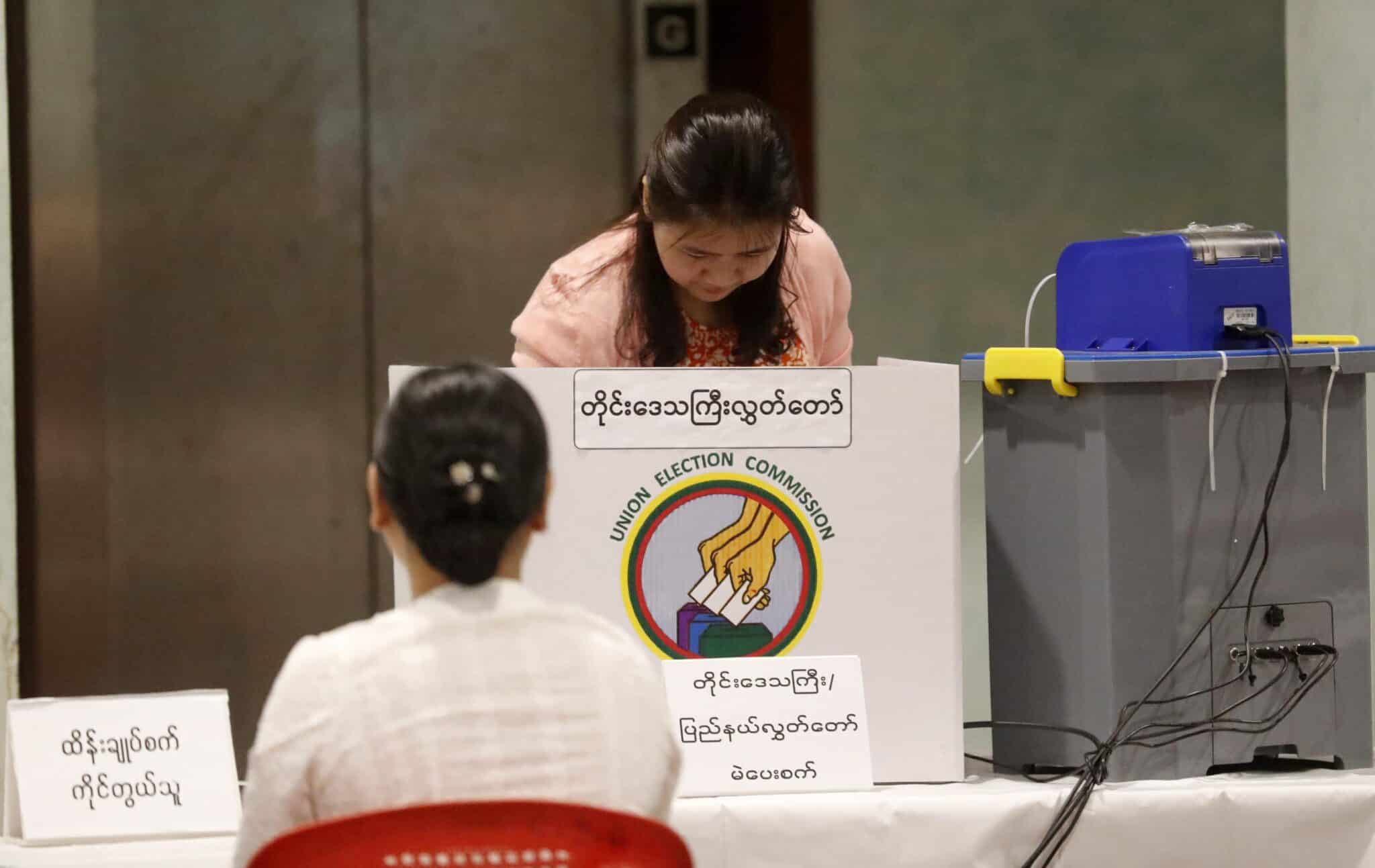 Изборните секции отвориха врати в Мианмар за изборите организирани от