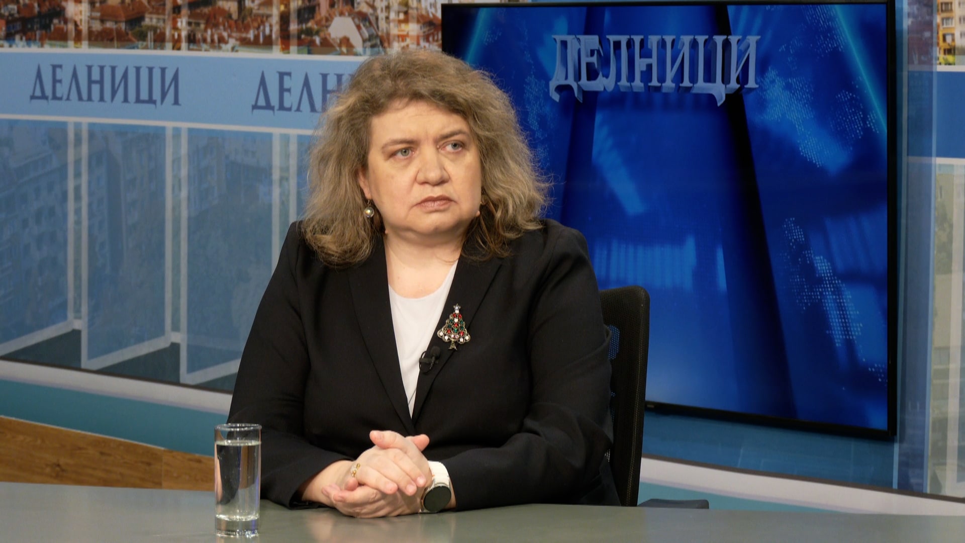 8222 Политическо лицемерие е да се твърди че има още