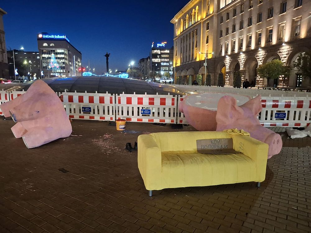 Поставената от Продължаваме промяната протестна арт инсталация – огромната прасе