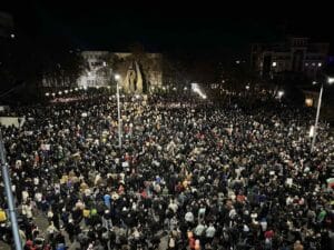 Недоволството расте: хиляди по площадите срещу управлението и данъчните промени