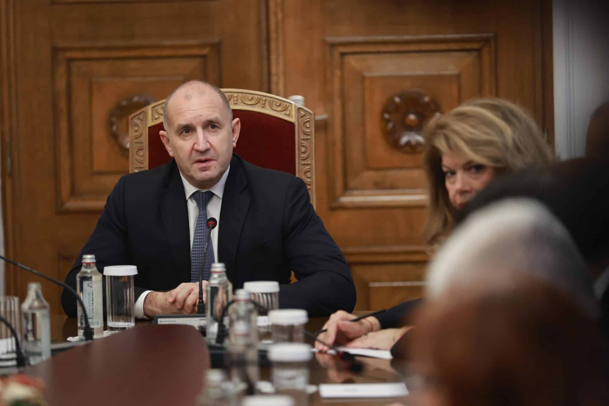 Загадка за хората извън парламента остава какво реално се случи