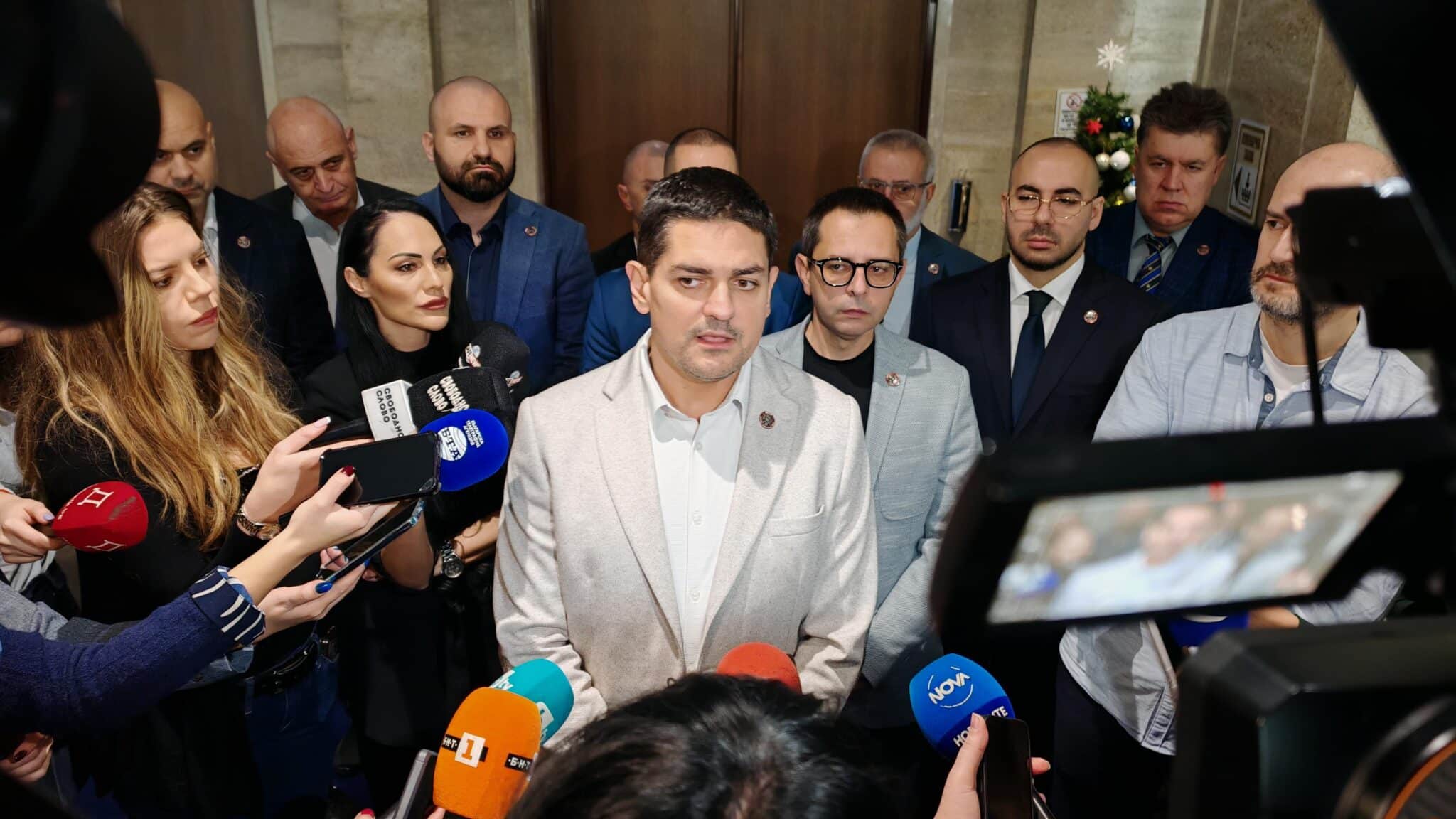 Лидерът на МЕЧ Радостин Василев призова Слави Трифонов и представителите