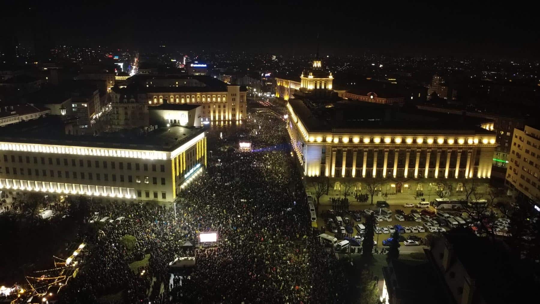 Водещите световни информационни агенции поставят акцент върху мащабните антиправителствени демонстрации