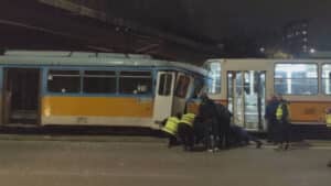 Инцидент в София: Два трамвая се удариха заради верижна катастрофа, има пострадал