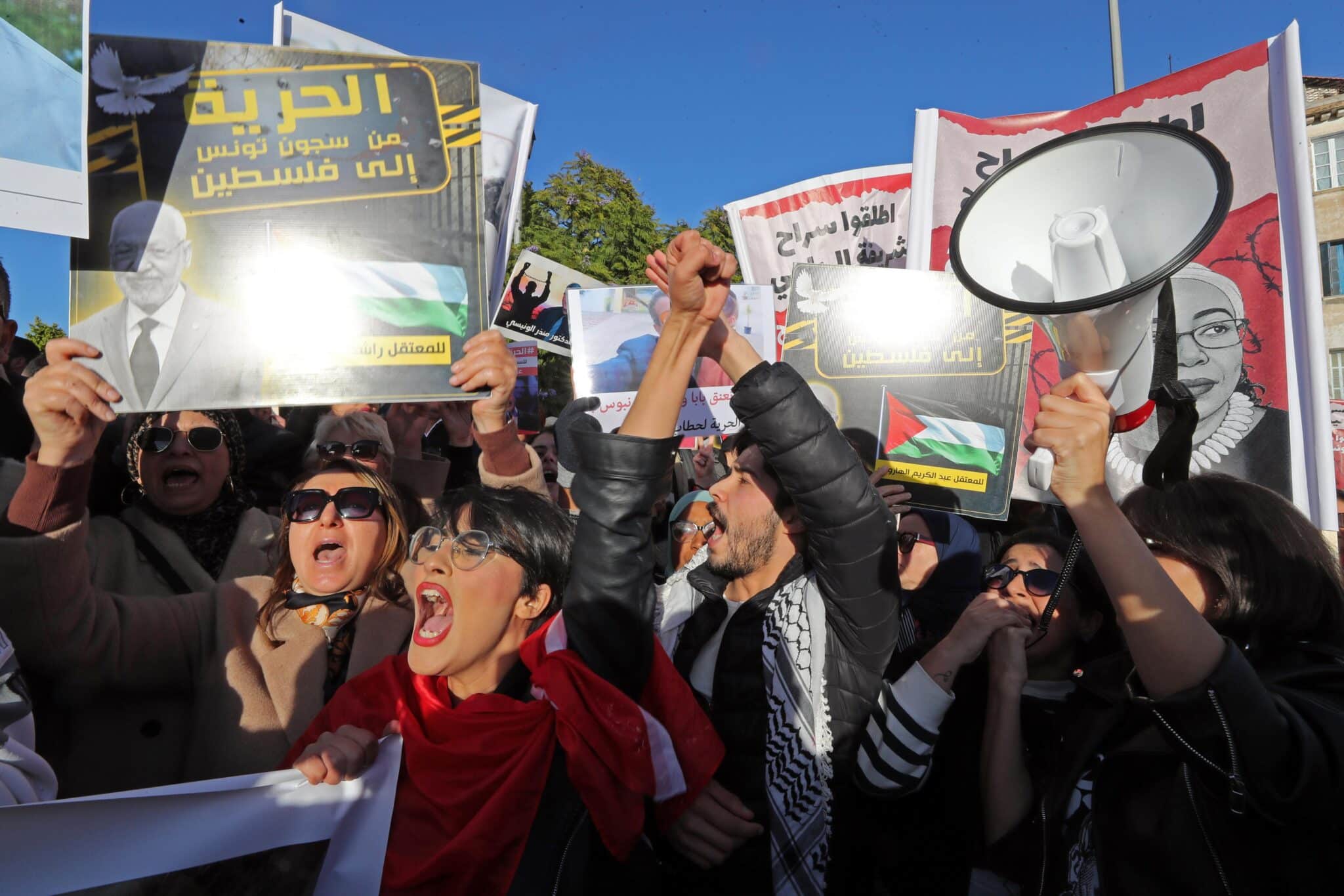 Стотици хора излязоха по улиците на тунизийската столица под лозунга