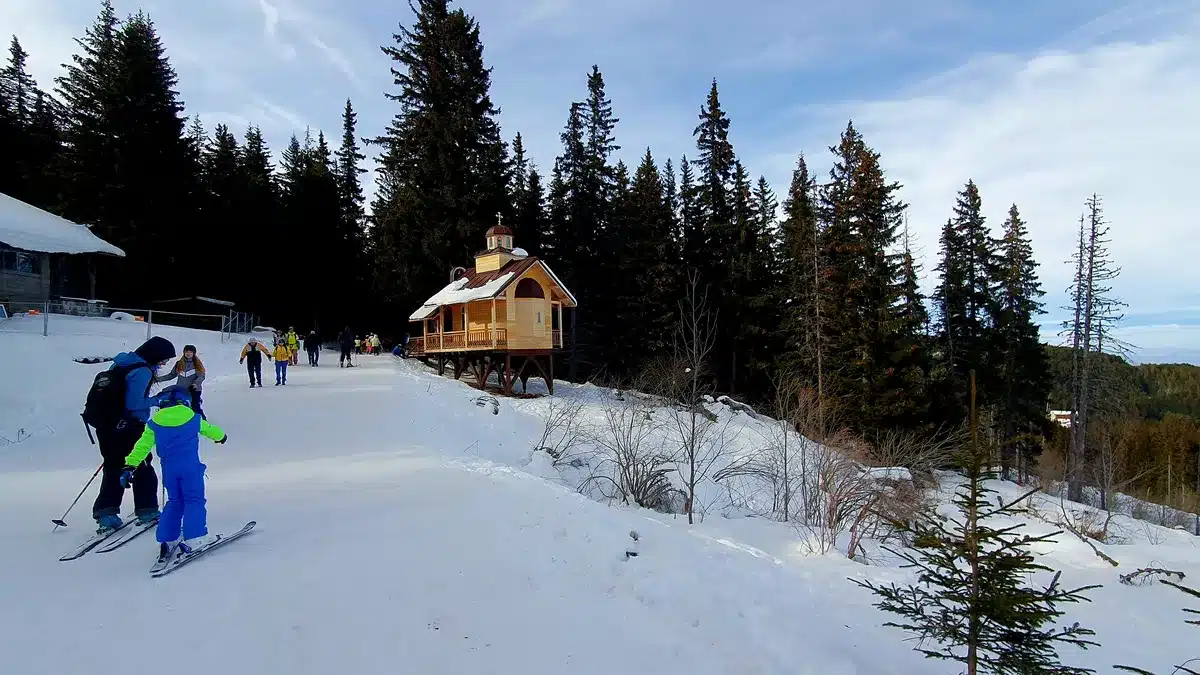 Двама туристи недобре екипирани за са били транспортирани с моторни