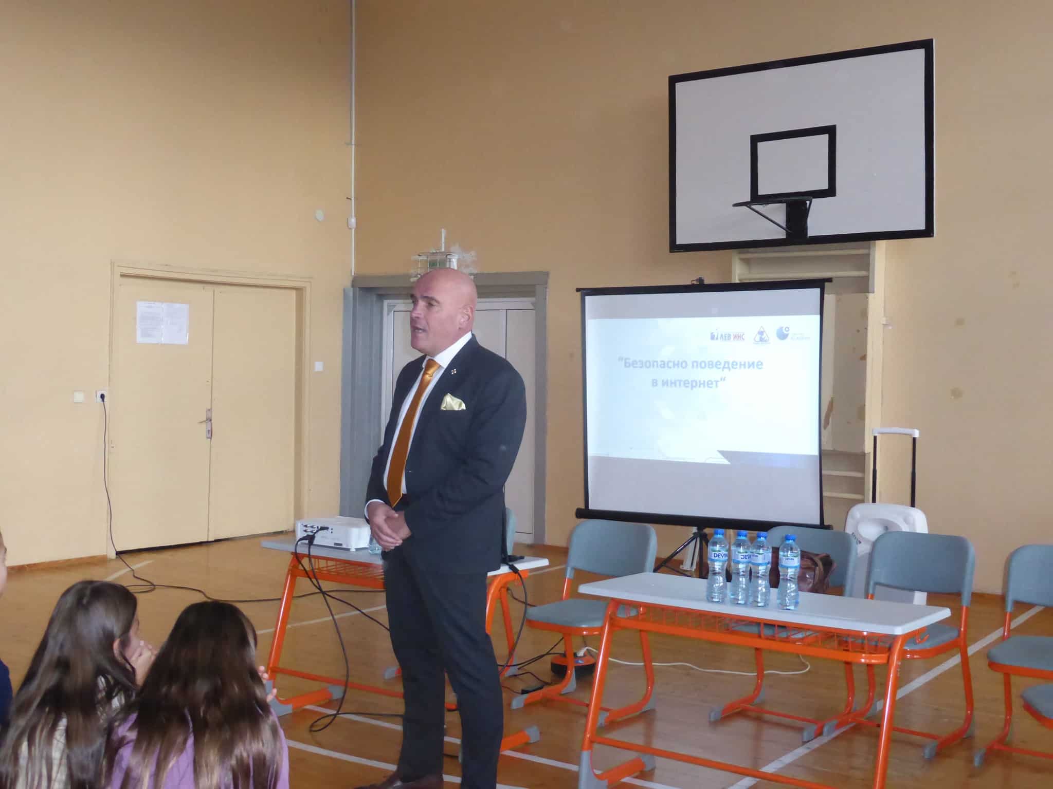 Поставянето на замаскирани записващи устройства в училищни помещения е категорично