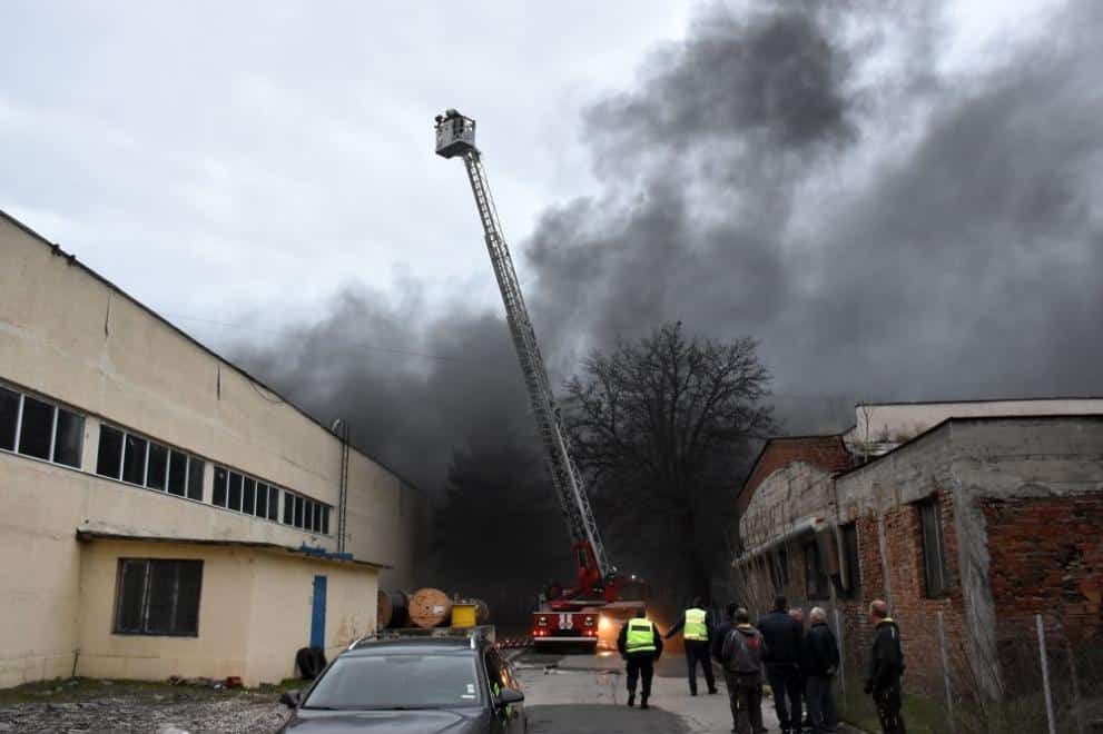 Склад за фотоволтаици и батерии гори в индустриалната зона на