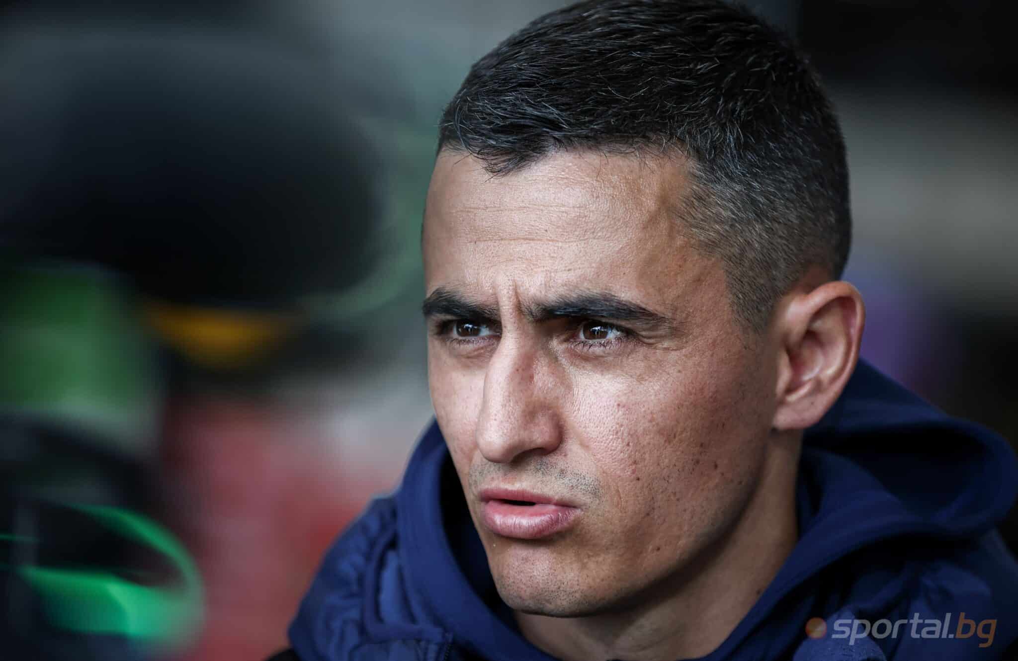 Полузащитникът на Левски Георги Костадинов говори пред репортерите на аерогара