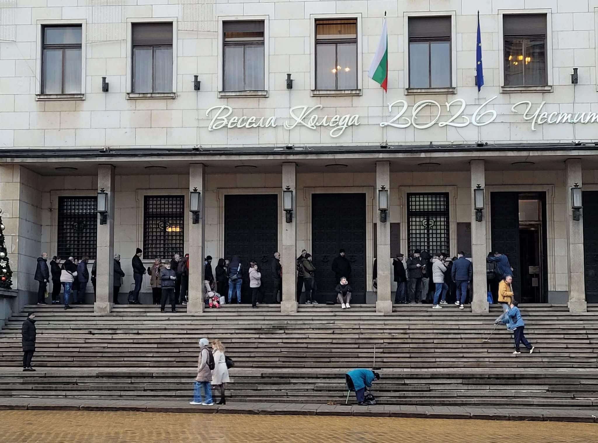 Напрежение физически сблъсъци и драстичен недостиг на валута бележат работата