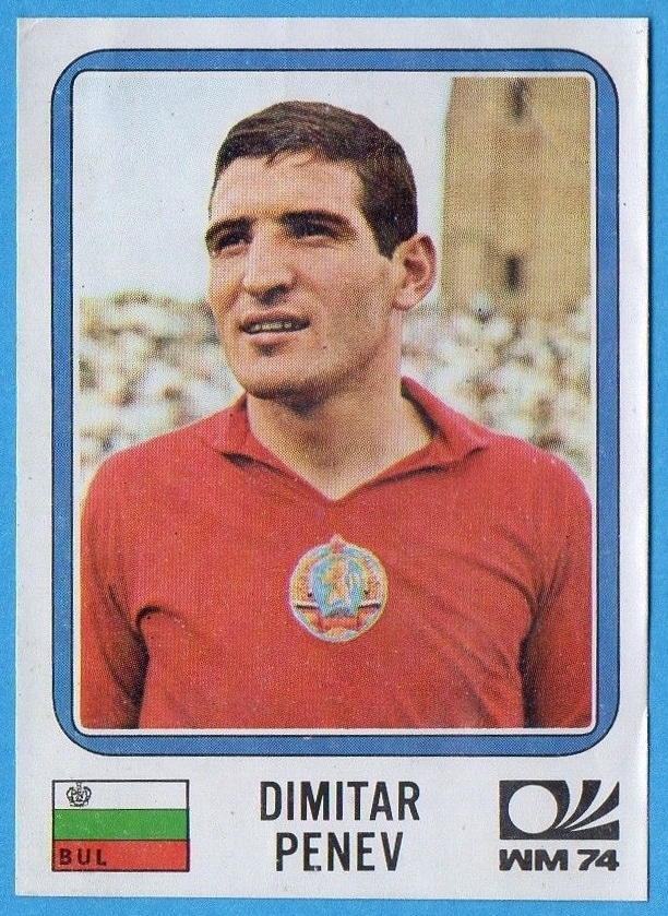 Стотици хора се събраха пред централния вход на стадион Българска