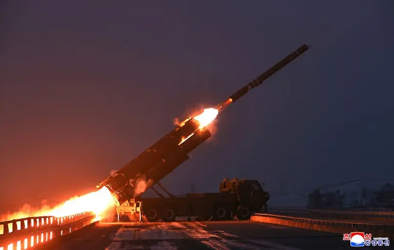 Севернокорейският лидер Ким Чен Ун наблюдава изпитание на хиперзвукови ракети