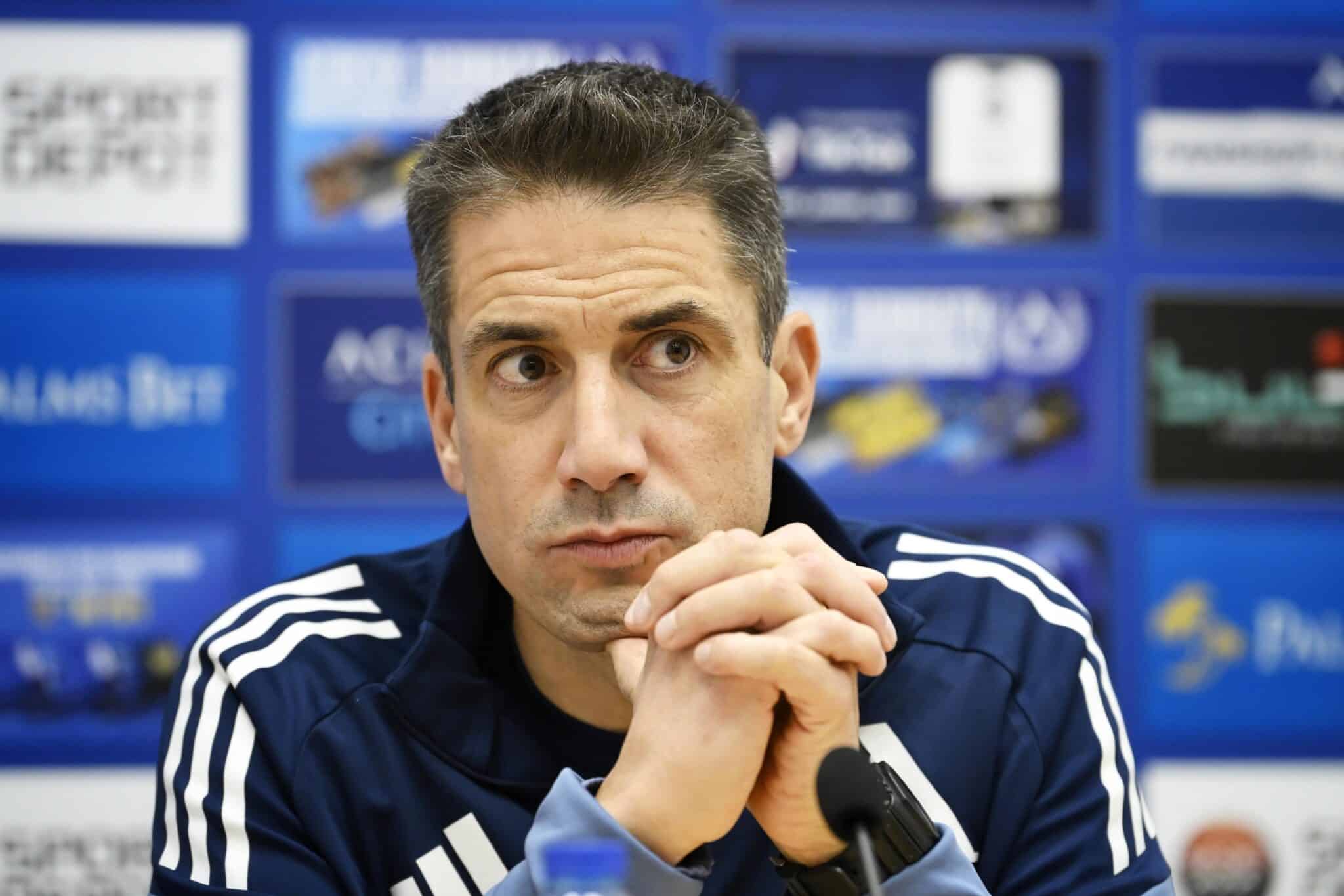 Треньорът на Левски Хулио Веласкес говори пред медиите за първи