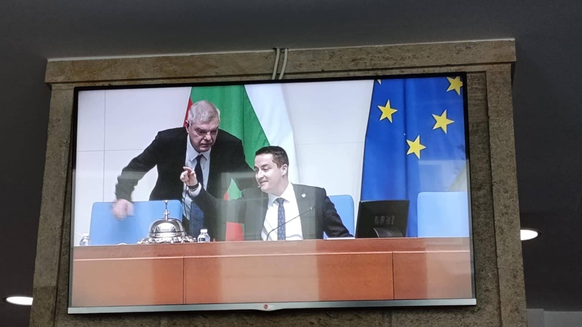 Божанков се прави на шеф на парламента. Заседанието бе прекратено след три проверки на кворума (видео)